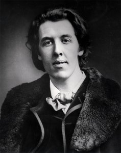 Portrett av Oscar Wilde (1854-1900) iført en overfrakk med pelskrage kjøpt for sin reise til Amerika, 1881